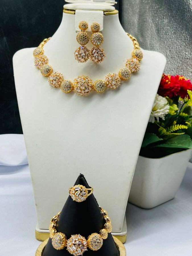 gold-jewelry-set-uoq5